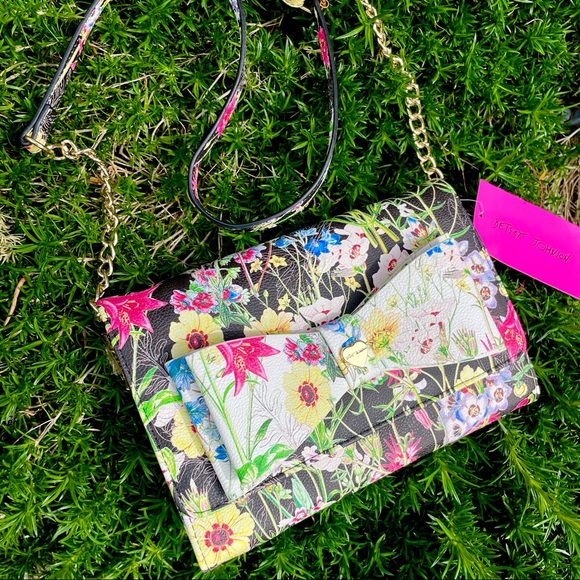 Betsey Johnson Handbags - 🌎2/$66~NWT Betsey Johnson Dani Floral Crossbody with Bow